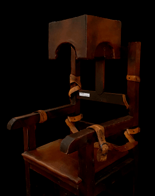 Model af 'den beroligende stol' eller 'tvangsstolen' som blev brugt mod psygisk udfordrede patienter i første halvdel af 1800 tallet.