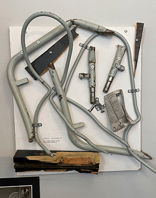 Resterne af en seng som blev ødelagt af en vred og frustreret patient.