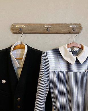 En mandling og en kvindelig plejeruniform fra ca. 1960'erne.